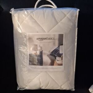 Amazon Basics White Quilted Comforter